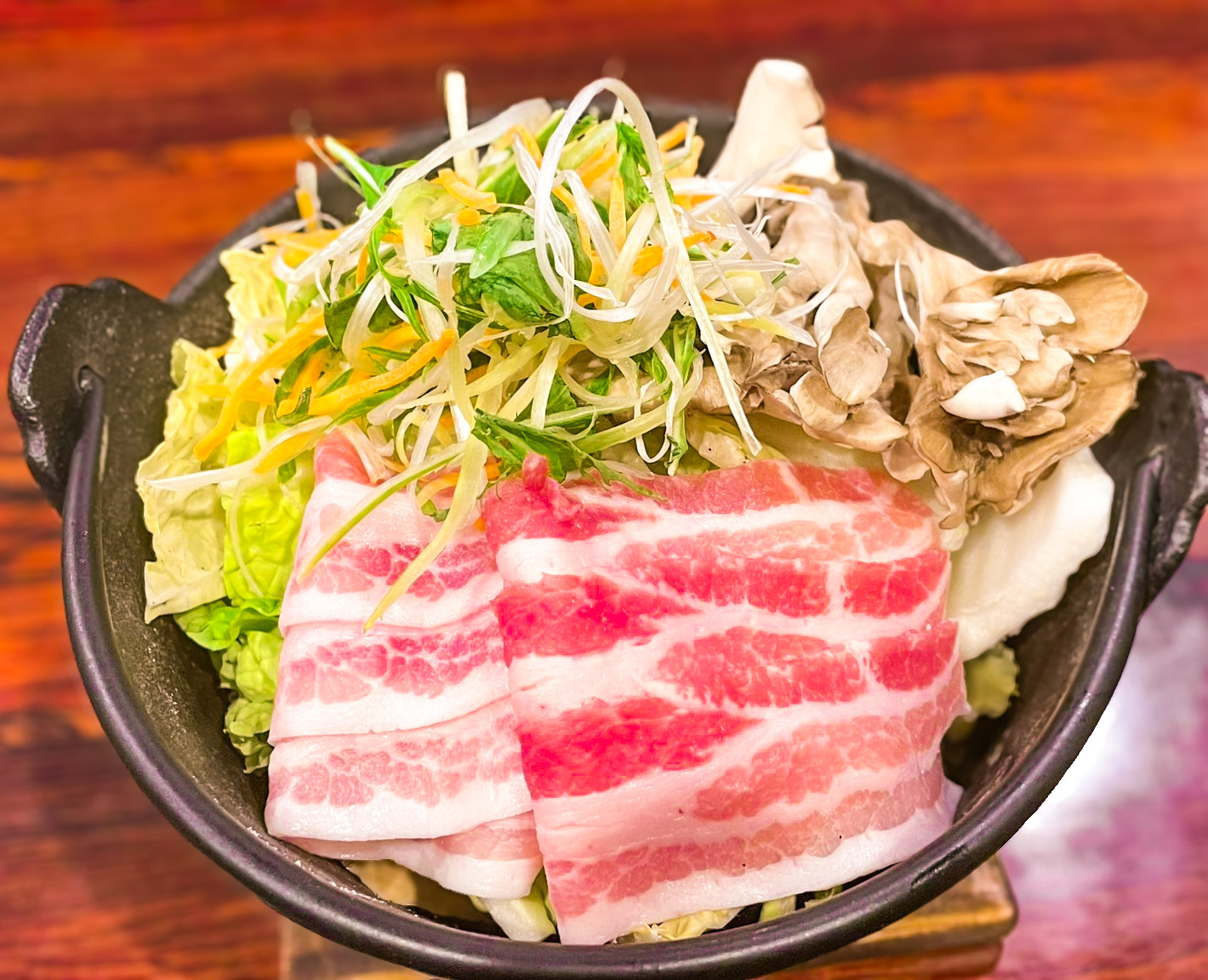 身も心もあたたまる豚バラと白菜の鳥塩鍋